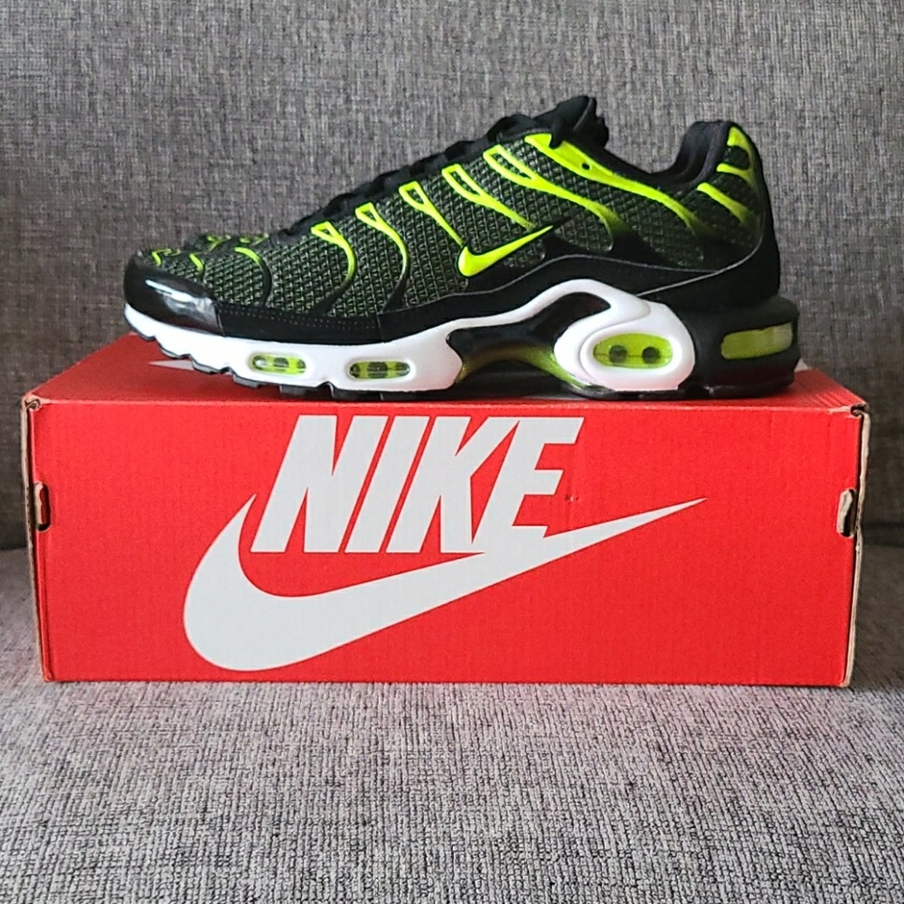 NIKE - AIR MAX PLUS (Black Volt) - Picture 3 of 10
